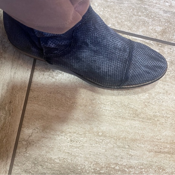 Shoes - Picture 6 of 16